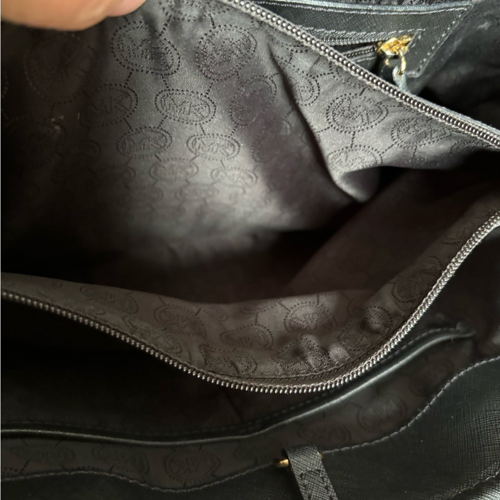 Large black Michael Kors tote bag with gold hardware EUC - Picture 7 of 9